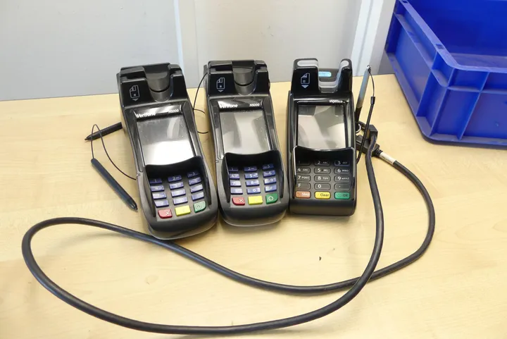 2x Verifone, 1x Ingenico - EC-/Kartenterminal Umfang: nur der Inhalt, ohne Kiste